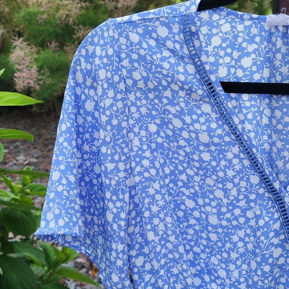 Sienna Sky Blue & White Floral V Neck Wrap Blouse Medium - Picture 5 of 9